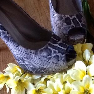 ✨Kelsi Dagger Snakeskin Peeptoe Pumps✨EUC✨